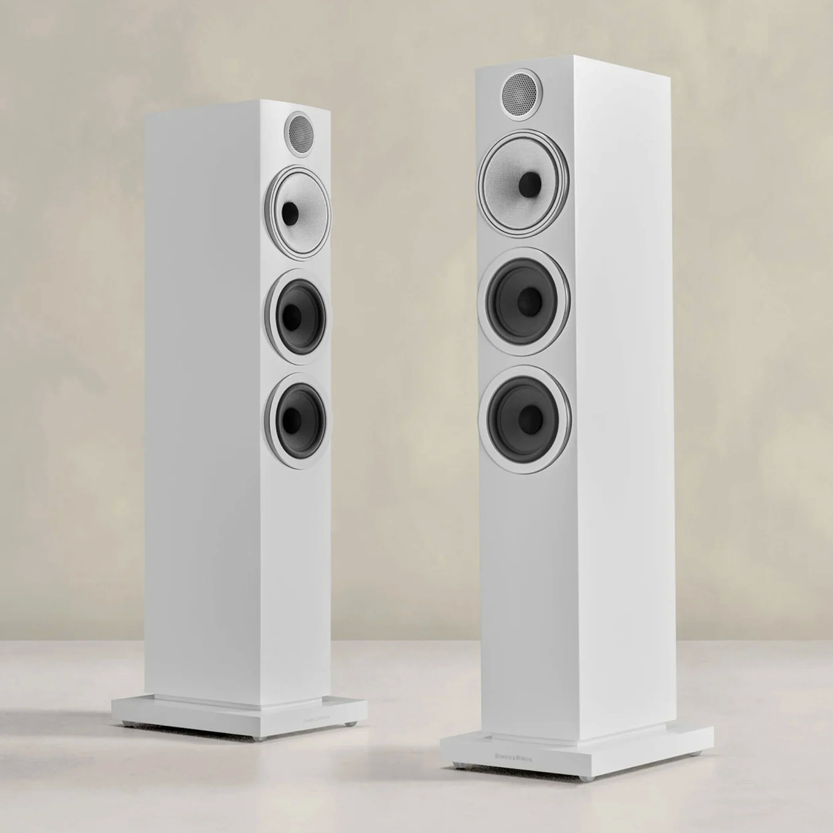 Bowers & Wilkins 704S3 wit